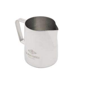 Detailansicht eines Edelstahl-Milchkännchens von La Marzocco – ideal für das professionelle Milchaufschäumen und Latte Art in der Kaffeezubereitung. Das Barista Tool ist hochwertig verarbeitet und perfekt abgestimmt auf den Einsatz mit La Marzocco Espressomaschinen im Café- oder Home-Barista-Bereich.