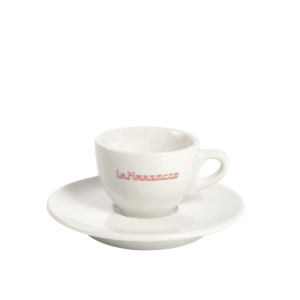 Weiße Espressotasse mit passender Untertasse und La Marzocco Löwen-Logo – ein stilvolles Barista Tool für die klassische Kaffeezubereitung im professionellen oder privaten Café-Equipment. Ideal zur Präsentation hochwertiger Siebträger-Espressi.