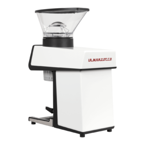 Seitliche Rückansicht der weißen La Marzocco Kaffeemühle – hochwertiges Barista-Zubehör für präzises Mahlen von Kaffeebohnen. Perfekt abgestimmt auf Espressomaschinen und Siebträgermaschinen. Modern, kompakt und leistungsstark für Café und Küche.