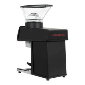 Seitenansicht der La Marzocco Kaffeemühle – elegantes Zubehör für Espressomaschinen, Siebträgermaschinen oder Kaffeemaschinen. Kompaktes und professionelles Design für präzises Mahlen von Kaffeebohnen. Ideal für Baristas in der Gastronomie oder im Home-Barista-Setup.