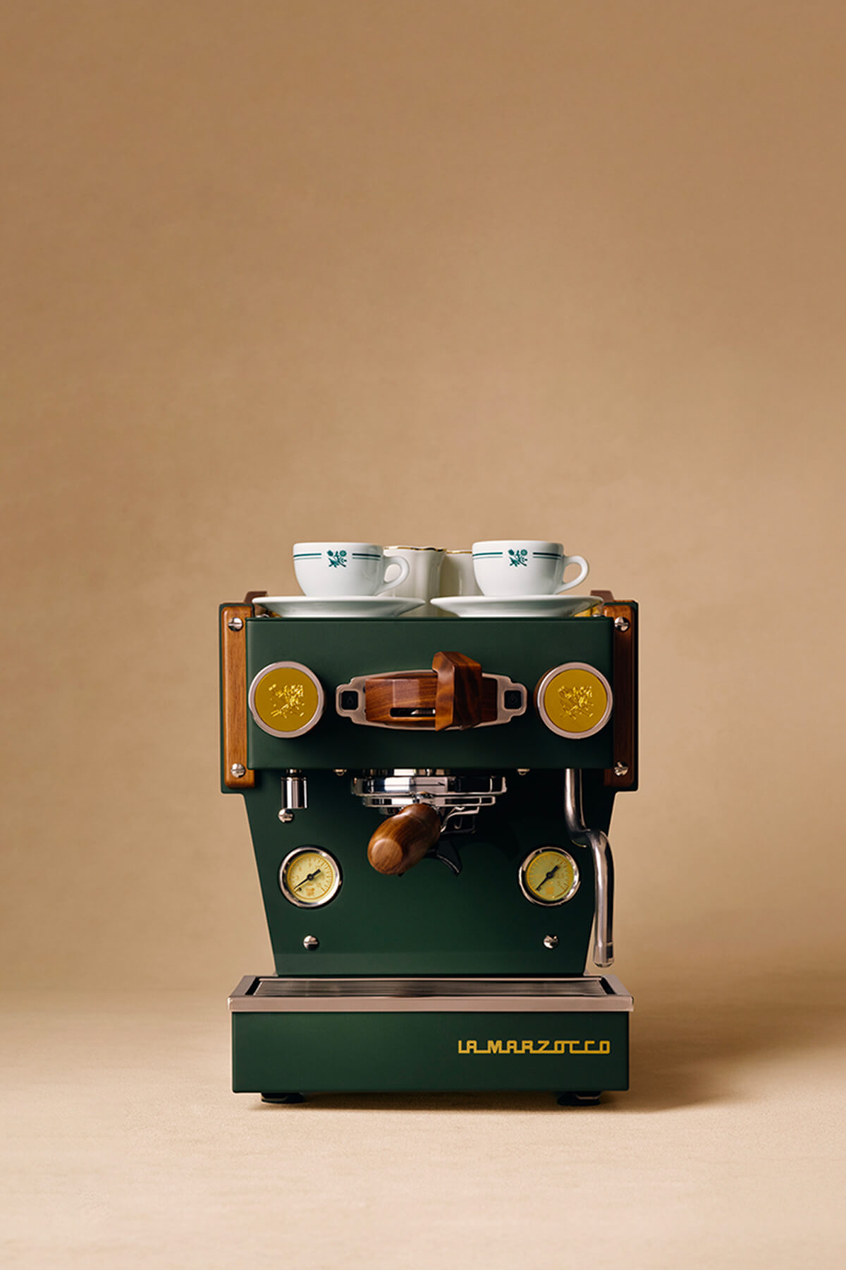 La Marzocco Espressomaschine in Grün mit zwei Tassen – italienisches Design, Siebträgermaschine, hochwertige Verarbeitung