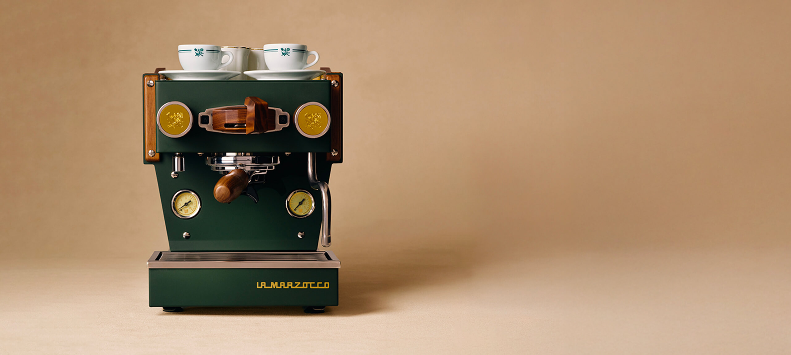 Italienische Siebträgermaschine La Marzocco mit Tassen – handgefertigte Espressomaschine in edlem Grün für Kaffee-Enthusiasten